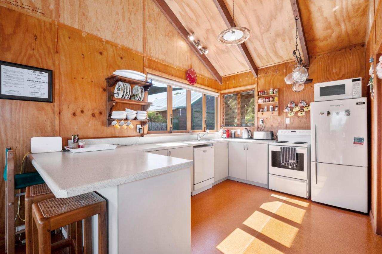 Lakeside Lodge - Tauranga Taupo Holiday Home Kuratau ภายนอก รูปภาพ